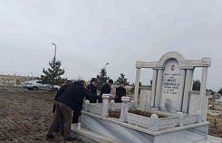 Aşık Murat Çobanoğlu Kars’taki mezarı başında...