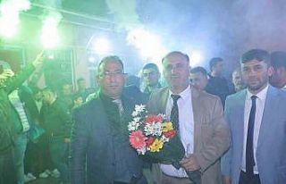 Başkan Kaya, çiçek ve meşalelerle karşılandı