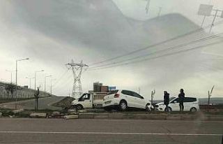 Batman’da virajı alamayan otomobil refüje çıktı