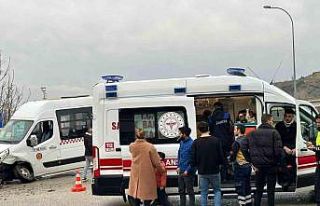 Bilecik’te yolcu minibüsü ile otomobil çarpıştı,...