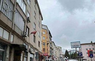 Binadan kopan sıvalar mahalleliyi tedirgin etti