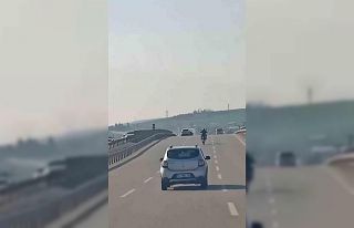 Bursa’da motosiklet sürücüsünün tehlikeli hareketleri...