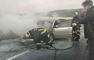 Bursa’da seyir halindeki otomobil alev aldı