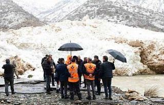 Çatak’ta çığ temizleme çalışmaları devam...