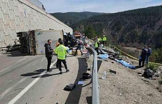 D100’de tır arızalanan aracın üzerine devrildi:...