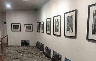 Deprem bölgesinden getirilen objelerin yer aldığı...