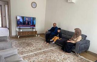 Depremzedeler teslim alıp yerleştikleri köy evlerinden...