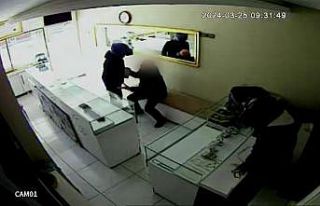 Derdest ettikleri kuyumcuyu gasp eden silahlı soyguncular...