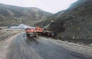 Devrilen traktörün altında kalan sürücü yaralandı