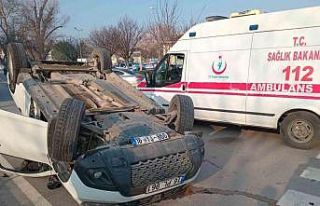 Döner kavşakta çarpışan 2 araçtan biri takla...
