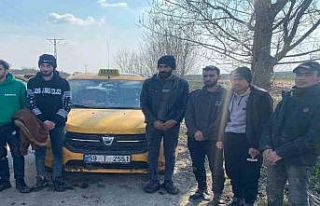 Edirne’de ticari taksiden 9 kaçak göçmen çıktı