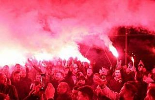 Eskişehirspor taraftarı gece saatlerinde bir araya...