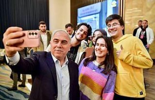 Fatih Belediye Başkanı Turan kütüphane gençleriyle...