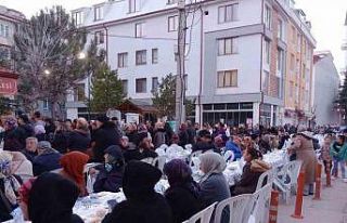 Fatih Mahallesi’ndeki vatandaşlar iftarda bir araya...