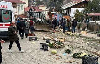 Freni boşalan iş makinesi pazarın içerisine daldı:...