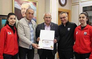 Genç voleybolcular Kütahya Şampiyonu unvanıyla...