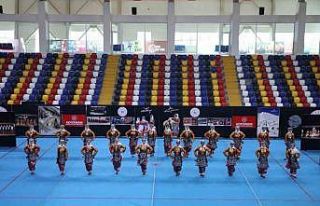 Halk oyunları yarışmaları görsel bir şölene...