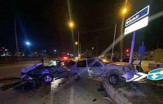 İki otomobilin çarpıştığı trafik kazasında...