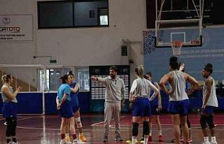 İzmit Belediyespor oyuncuları play-off maçını...