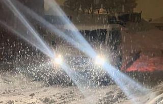 Karda minibüs rampada mahsur kaldı