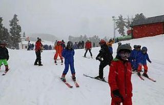 Kars’ta 600 öğrenciye kayak eğitimi verildi