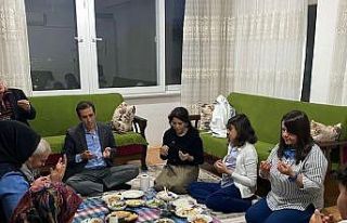 Kaymakam Topsakaloğlu, iftarda vatandaşların evine...