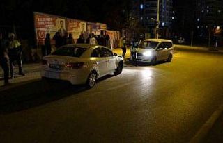 Kazada savrulan araç ile istinat duvarı arasına...