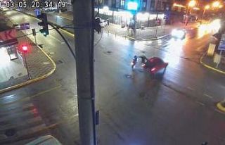 Kırmızı ışık ihlali yapan motosikletli otomobil...