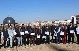 KMÜ’lü akademisyenlerden çiftçilere budama eğitimi