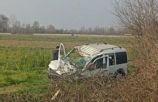 Kontrolden çıkan hafif ticari araç araziye devrildi:...