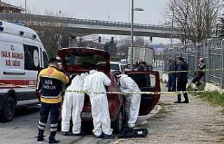 Küçükçekmece’de, bir kişi araç içinde silahla...