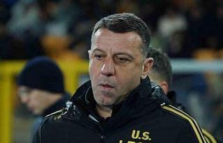 Lecce, Thomas Henry’e kafa atan Roberto D’Aversa’nın...