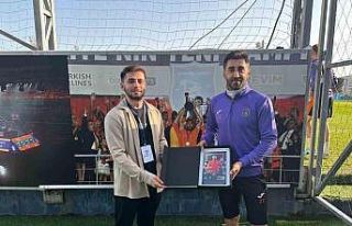 Mahmut Tekdemir’e taraftarlardan özel ödül