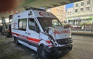 Mecidiyeköy’de hatalı dönüş yapan minibüsle...