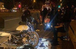 Motosiklet park halindeki otomobile çarptı: 2 yaralı
