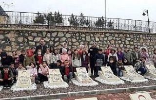 Öğrenciler şehitlik anıtına karanfil bırakıp...