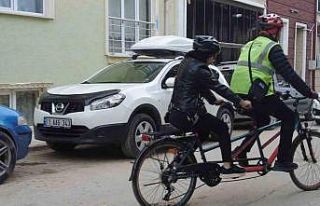 Özel gereksinimli kadın çalışan, iş yerine tandem...