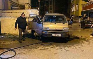 Park halindeki araçta yangın çıktı