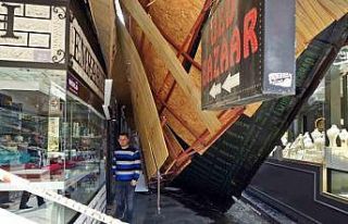 Sağanak iş hanının çatısını çökertti, pazar...