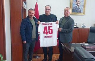 Şampiyon takımdan Sarıgöl Kaymakamı Arıkan’a...