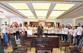 Şampiyonlar kupayı başkana emanet etti