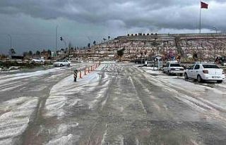 Şanlıurfa’da dolu yağışı sonrası şehir beyaza...