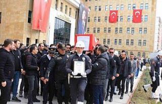 Şehit polis memurunun naaşı silah arkadaşları...