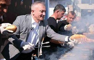 Sesli, 2 bin 500 kişiye balık ekmek ikram etti