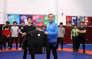 Spor eğitim merkezi sporcularına malzeme desteği