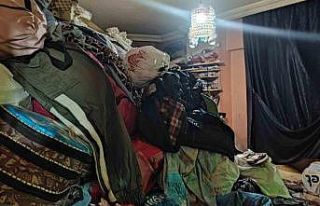 Sultangazi’de bir evden 7 kamyon çöp çıktı