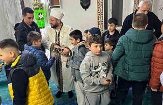 Teravih namazına giden çocuklara çikolata dağıtıldı