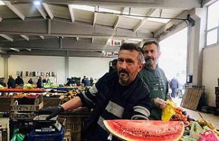 Tezgahta yerini alan yılın ilk karpuzu, dilimle...