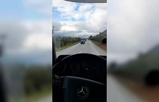 Tır ile servis minibüsünün çarpışma anı cep...