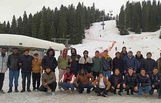 Üniversite öğrencileri Ilgaz Dağı’nda karın...